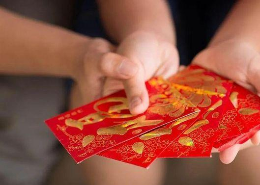 眷注员工怙恃，，，，，，为员工怙恃设置眷注金制度